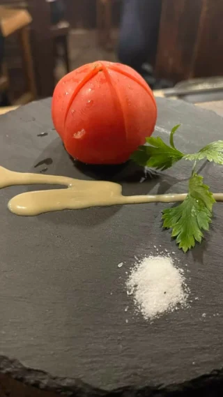焼きとんおおにし家です‼️

期間限定で静岡産アメーラ入荷しました🍅
アメーラとは静岡の言葉で「甘いでしょ」という意味で甘味、酸味、旨味の凝縮された小ぶりでずっしりとしたトマトです😋
自家製アンチョビソースとともに是非召し上がって見てください😊🐷

#神戸
#三ノ宮
#焼きとん
#おおにし家
#炭焼き
#焼きとん
#豚串
#ホルモン
#茶美豚
#アメーラ
#トマト